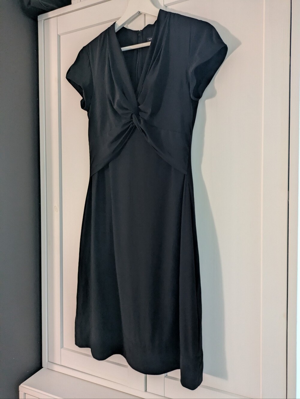 100% Silk Banana Republic Knot Front Dress Black Size 4 Short Sleeve V-Neck